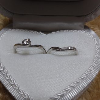 【DEAREST(ディアレスト)】の口コミ 男性の指輪と女性の指輪のデザインがよかった。Vラインで指が長く見える。...