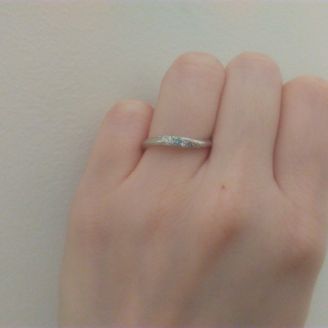 【SWEET BLUE DIAMOND(スウィートブルーダイヤモンド)】の口コミ 日常生活のなかでも身に付けやすいものがよく、細身のリングを探してました...