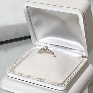 【リューツウ】の口コミ 他店でほぼ決まっていたのですが同デザインなのに石の大きさが大きく、クオ...