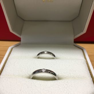 【Justin Davis Bridal(ジャスティンデイビスブライダル)】の口コミ 新郎が購入した婚約指輪がジャスティンだった。
婚約指輪とのデザインの相...