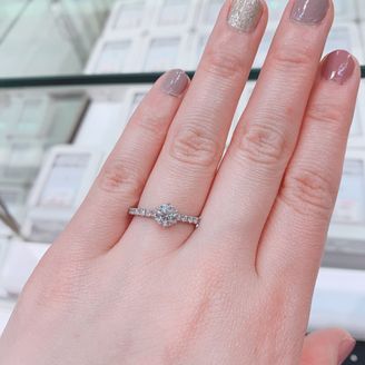 【リューツウ】の口コミ ダイヤの質、お手頃な値段で決めました。
婚約指輪は大きなダイヤが付いた...