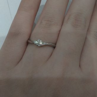 【Something Blue(サムシングブルー)】の口コミ 細みのデザインで探していて、店員さんにおすすめされたので着けてみると、...