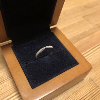 【クアラントット】の口コミ 素材はプラチナで細身です。細かな彫りがあり、縁側が少し高くなっているの...