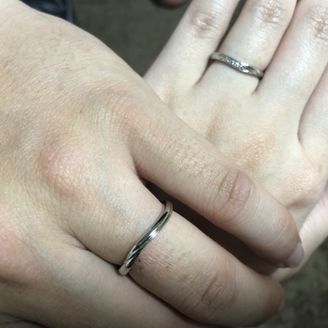 【HOSHI no SUNA 星の砂(ほしのすな)】の口コミ 指輪のデザインが指が綺麗に見えるようにVになっているところと、やっぱり...