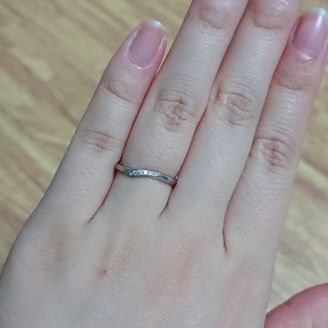 【ディズニー ブライダルコレクション】の口コミ 細身の指輪が好みで、いくつか試着した中でこの指輪が指に馴染んで素敵だっ...