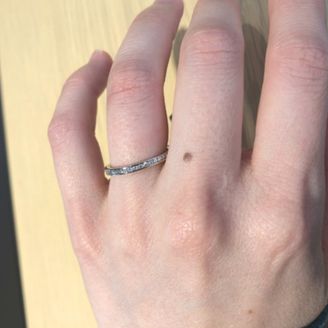 【ROYAL ASSCHER(ロイヤル・アッシャー)】の口コミ シンプルなストレートリングだからこそダイヤモンドの繊細で上品な輝きが目...