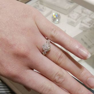 【Douxmiere bijou SOPHIA(ドゥミエール ビジュソフィア)】の口コミ 大きなダイヤモンドが付いていてとても存在感があった。他のお店では4Cに...