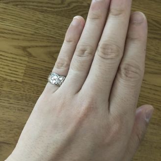 【ラウレア(Laulea)】の口コミ 婚約、結婚指輪共にハワイアンジュエリーにしようと決めていました。
デザ...