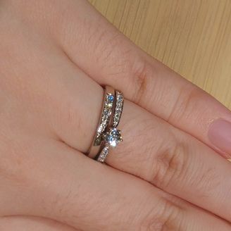 【ROYAL ASSCHER(ロイヤル・アッシャー)】の口コミ ヨーロピアンカットのダイヤモンドの白い輝きが上品で存在感があります。プ...