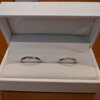 【Pink Dolphin Diamond(ピンクドルフィンダイヤモンド)】の口コミ 婚約指輪に合わせてピンクダイヤの入った指輪を選びました。男性用の指輪に...