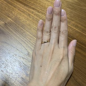 【Preuve(プルーヴ)】の口コミ 指に沿うような左下に流れるデザインと主張しすぎず馴染みのよいゴールドが...