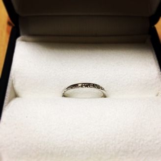 【Galopine & Galopin(ガロピーネガロパン)】の口コミ 婚約指輪と重ね付けをしても綺麗に見える指輪が良いと思い、同じ名前のこち...