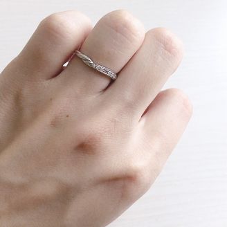 【COLANY(コラニー)】の口コミ 毎日着用したく、落ち着いたデザインに惹かれこの指輪に決定しました。7つ...