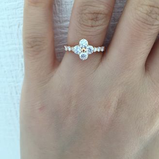 【QUEEN(クイーン)】の口コミ ダイヤがとにかく綺麗でデザインが他にはなくとても気に入りました。中心の...