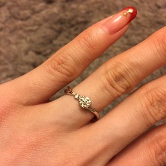 【Flowers(フラワーズ)】の口コミ ダイヤが小さいのと大きいの２つついているところがとってもかわいいです。...