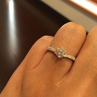 【ジュエリークラフト4R】の口コミ デザインの一目惚れです。指がきれいに長く見えるようにV字リングにしまし...