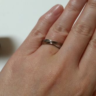 【BLESS】の口コミ 結婚指輪でも、日常的にずっとつけっぱなしにしたかったので、ステンレスで...