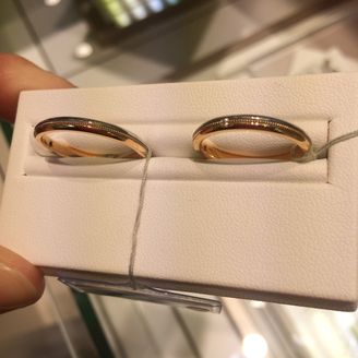 【Wish upon a star(ウィッシュアポンアスター)】の口コミ プラチナとゴールドのデザインでミル打ちがあるデザインを探していました。...