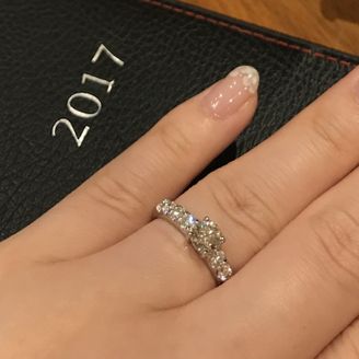 【FIRST IMPRESSION】の口コミ 自分で石を選ばせてもらいました。
センターが0.5カラット以上で、サイ...