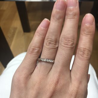 【ROYAL ASSCHER(ロイヤル・アッシャー)】の口コミ さすが老舗だけあってダイヤの輝きが素晴らしい。試着したのはシンプルなプ...