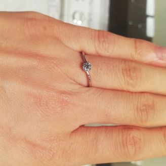 【A・D・A(エー・ディー・エー)】の口コミ 細身のシンプルなデザインですが、センターのダイヤの存在感がしっかりとし...