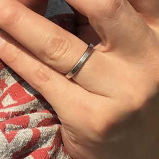 【N.Y.NIWAKA(ニューヨークニワカ)】の口コミ シンプルなラインで、それでいて内巻きですからつけ心地はとてもいいです。...