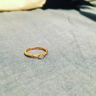 【Douxmiere bijou SOPHIA(ドゥミエール ビジュソフィア)】の口コミ 石が星のように見えるカットが施されていたところに魅力を感じました。
線...