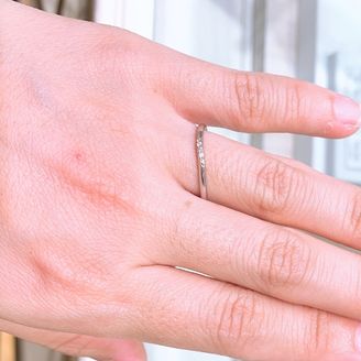 【A・D・A(エー・ディー・エー)】の口コミ 非常に幅が細身のマリッジリングであり、繊細で上品な印象のウェーブライン...