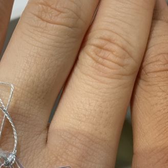 【ETERNAL(エターナル)】の口コミ ウェーブのデザインでダイヤモンドが斜めに流れるように配置されたところが...