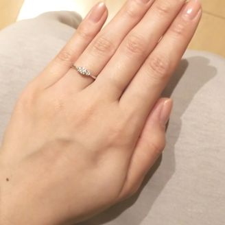 【VERITE(ベリテ)】の口コミ プラチナベースにセンターに一粒ダイヤがキラキラと輝いて美しいです。なん...