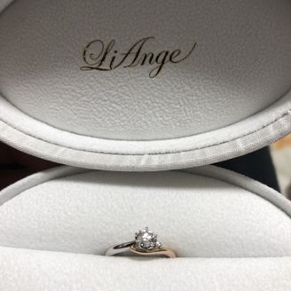 【LiAnge(リアンジェ)】の口コミ せっかくもらった婚約指輪なので、普段から着けれるようなデザインにしまし...