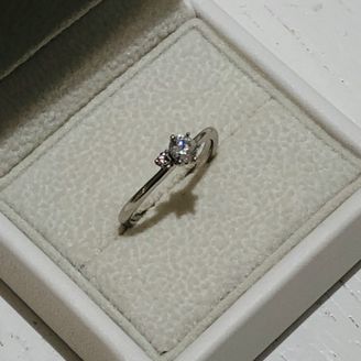 【AFFLUX(アフラックス)】の口コミ 素材はプラチナ。メインのダイヤの横にピンクダイヤに変更したダイヤモンド...