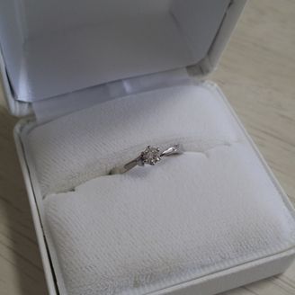 【BELLE BLANCHE(ベルブランシュ)】の口コミ リングの曲線と石の大きさ、全体的にシンプルなデザインが気に入り購入しま...