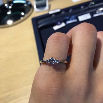 【ROYAL ASSCHER(ロイヤル・アッシャー)】の口コミ 定番のソリティアやメレダイヤの付いたものも素敵ですが、せっかくロイヤル...