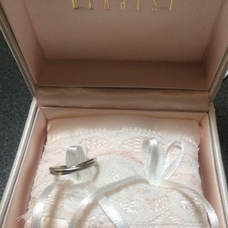 【DEAREST(ディアレスト)】の口コミ 指が細いので、細めのデザインを探していました。ストレートよりもS字カー...