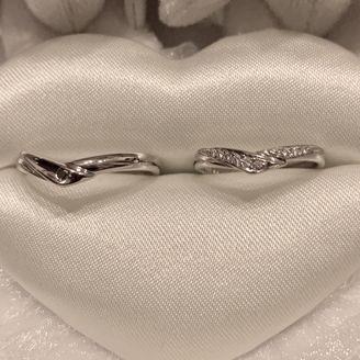 【EYE JEWELRY UMAKI(アイジュエリー ウマキ)】の口コミ 曲線が美しいV字のデザインのリングに
男性側はブラックダイヤを、女性側...