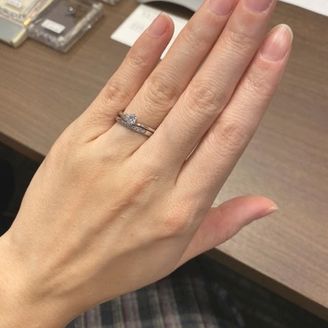 【infinitylove(インフィニティラヴ)】の口コミ 月をイメージした神秘的な印象のあるリングです。婚約指輪はメレダイヤがユ...