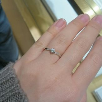 【MAISON JEWELL(メゾンジュエル)】の口コミ 左右にメレダイヤがあり華やかで可愛らしいデザインでした。指輪を横から見...