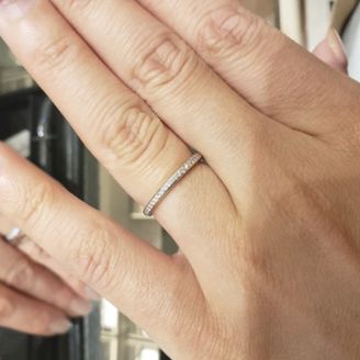 【バーニーズニューヨーク(BARNEYS NEW YORK)】の口コミ シンプルなデザインですがエレガントな雰囲気があり、付け心地も良いのが決...