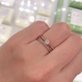 【LAPAGE(ラパージュ)】の口コミ なによりも婚約指輪との相性が良く、単体でも派手すぎず、でもキラキラと輝...