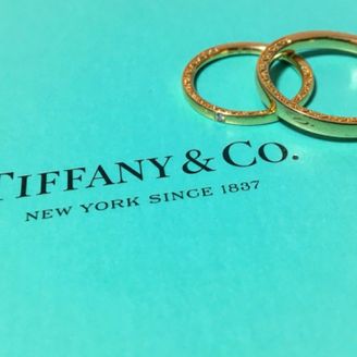 【LUCIE(ルシエ)】の口コミ 両側に彫りがあるので見る角度によって印象が変わり、かつシンプルなデザイ...