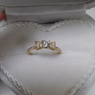 【ジュエリークラフトYAMAJI】の口コミ クラシックな感じがよく、リボンの縁はミル打ちされています。普通のデザイ...