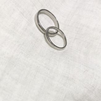 【atelier ROE(アトリエロエ)】の口コミ マリッジリングはゆっくり流れるようなひねりのあるデザインです。いろいろ...