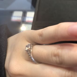 【日本ダイヤモンド貿易】の口コミ いろいろな種類を見させていただきましてこの指輪が気に入りました。エタニ...