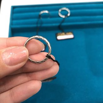 【Lili Bridal(リリーブライダル)】の口コミ プラチナでさがしていたところ、プラチナのリングが豊富にあるとのことで来...