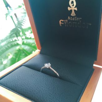 【HISTOIRE de Filondor】の口コミ シンプルなデザインで探していました。王道のちょこんとダイヤモンドが乗っ...