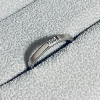 【LAPUR(ラピュール)】の口コミ 他の指輪とは違いダイヤが四角くカットしてあるものが珍しく、シンプルであ...