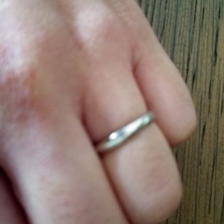 【Katamu(カタム)】の口コミ デザインがシンプルなのと自分の指が細く見えること、そして指輪の内側にダ...