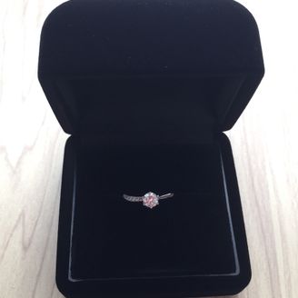 【日本ダイヤモンド貿易】の口コミ 中心のダイヤにこだわって指輪を決めました。ダイヤの価値を決める4C全て...