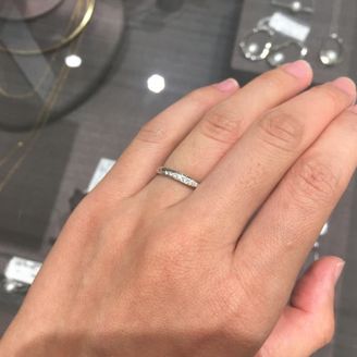 【バーニーズニューヨーク(BARNEYS NEW YORK)】の口コミ プラチナの滑らかな曲線やシンプルで上品なリングデザインが気に入りました...